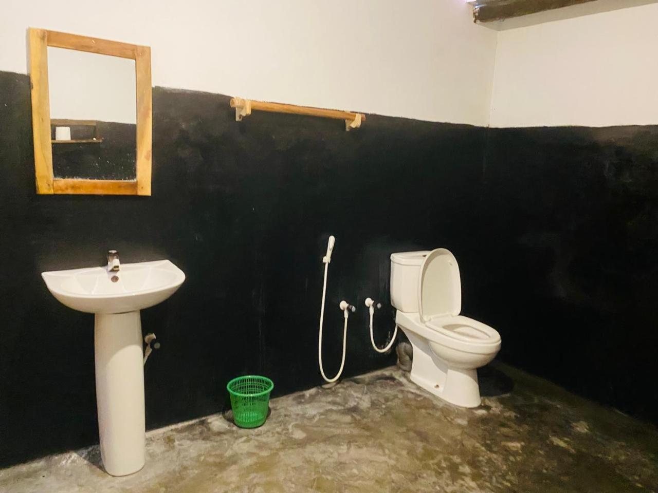 Kingly Aroma Hotel Arugam Bay Bilik gambar